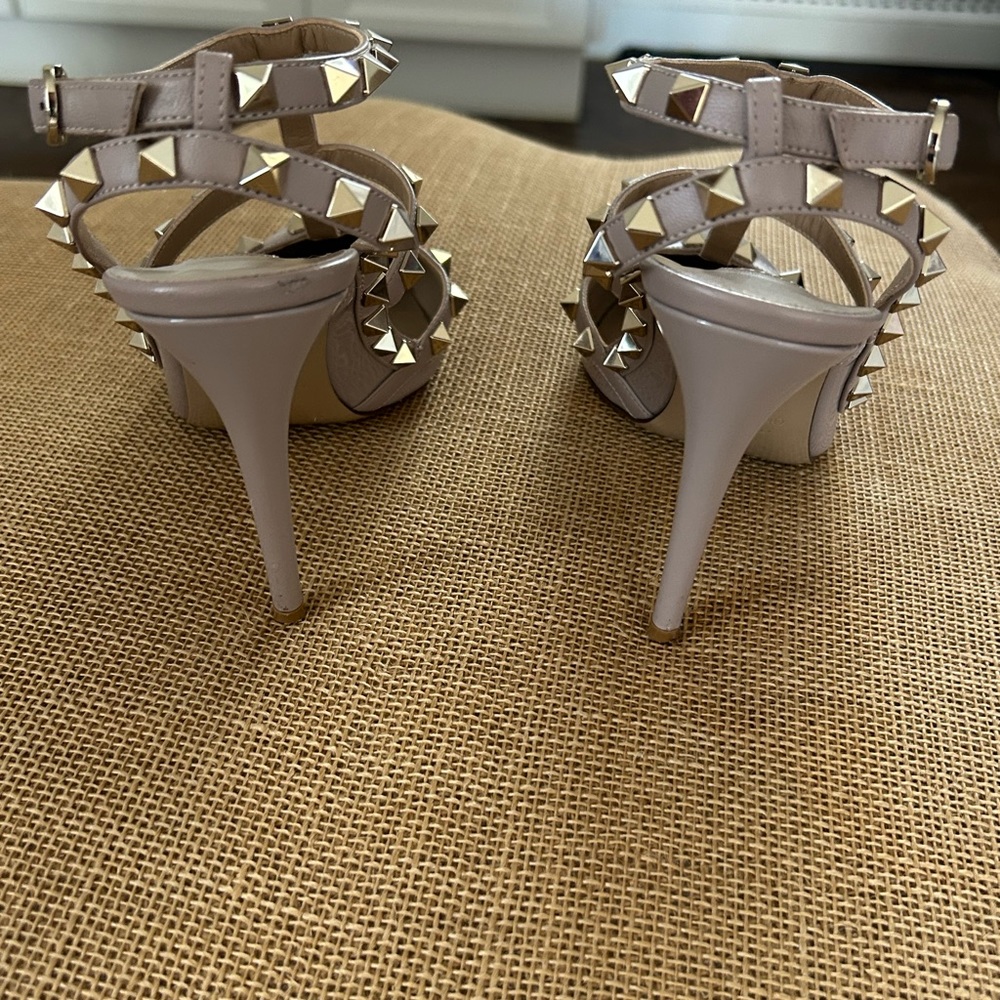 Valentino Rockstud Cage Leather Pumps with Stud
 • Color: Poudre/Gold Size: 39 - Picture 5 of 12